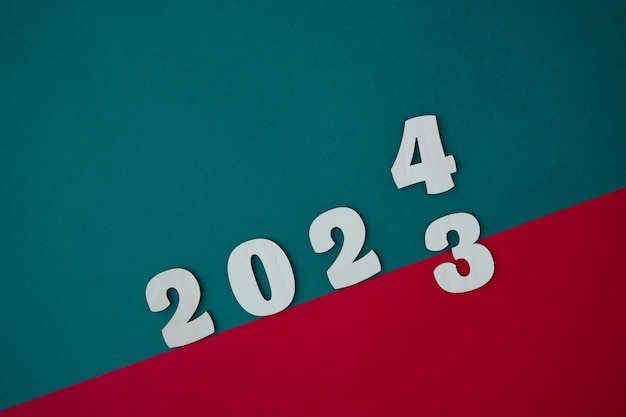 사진 2023년부터 2024년까지 빨간색과 초록색 바탕에 나무로 된 숫자가 등장한다.