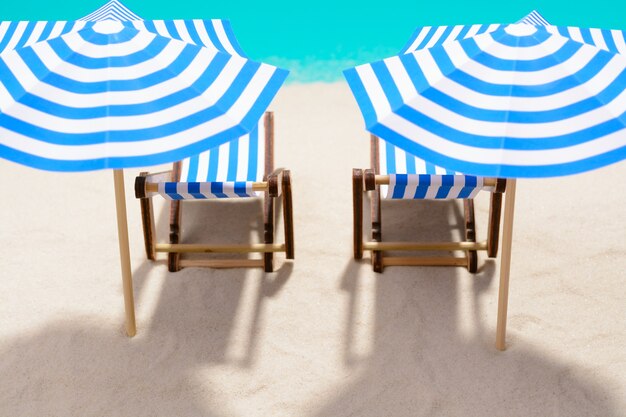 From above shot van gestreepte stoelen onder parasols op het strand.