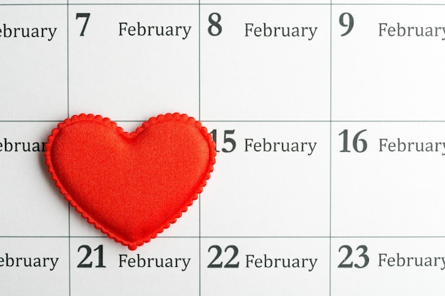 사진 2 월 14 일-달력 페이지의 성 발렌타인 데이에 작은 분홍색 하트 위에서.