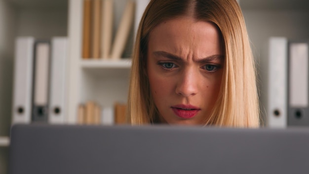 Fronsende verwarde verbijsterde geschokt blanke vrouw die negatief uitzag schok op laptop slecht resultaat.