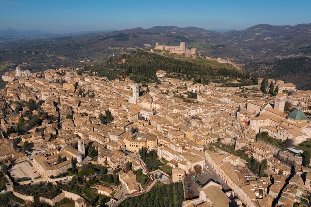 Photo front aerial view of the city of assisi umbria