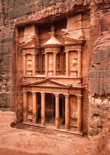 Photo front of alkhazneh treasury temple carved in stone wall main attraction in lost city of petra