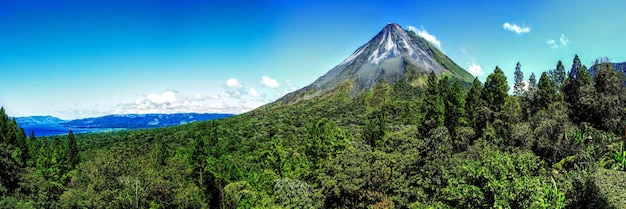 アレナル火山の前で