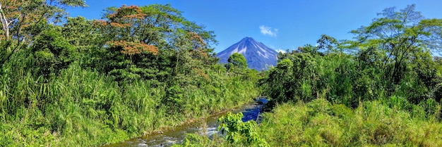 アレナル火山の前で