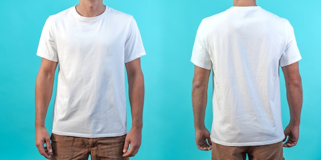Вид спереди и сзади макета белой футболки для дизайнерской печати на синем фоне