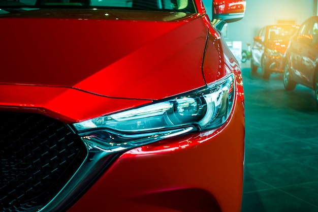 フロントカーすべての新しいマツダCX 5ブランド日本の赤い色の部屋の顧客の背後には、トランスポートのためのタイのショールームに駐車実例のある編集イメージ。