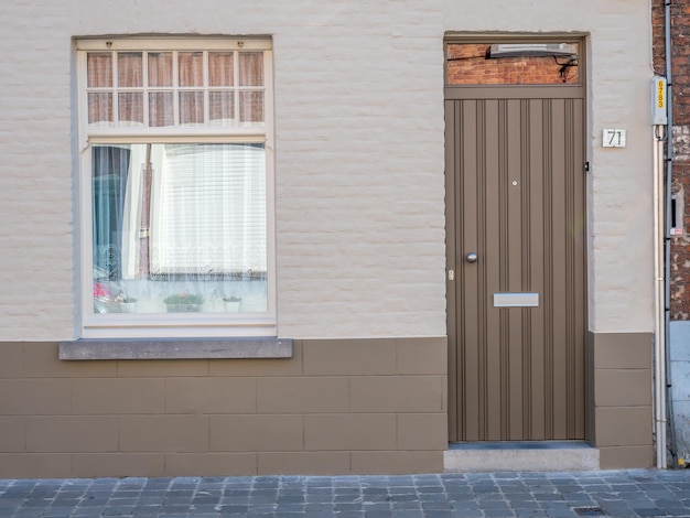 Парадная красочная дверь в жилом районе в загородном европейском стиле в Бельгии