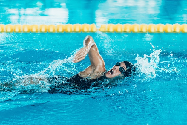 クロール水泳選手