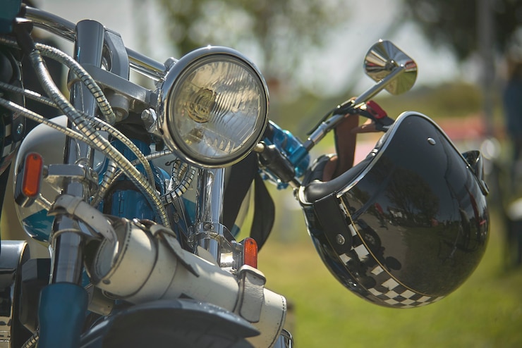 Photo カスタムバイクの前面、目に見えるクローム、ファンクラブ、ヘルメットの裏打ちが付いたハンドルバー、動きは旅を始める準備ができています。
