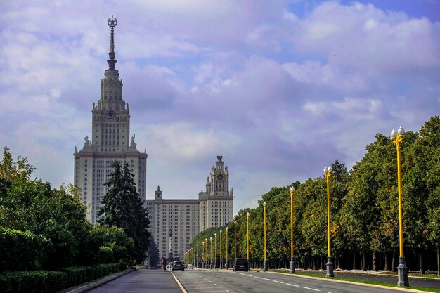 Вид на передний фасад МГУ