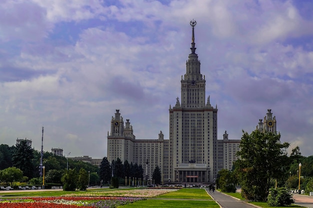 Вид на передний фасад МГУ