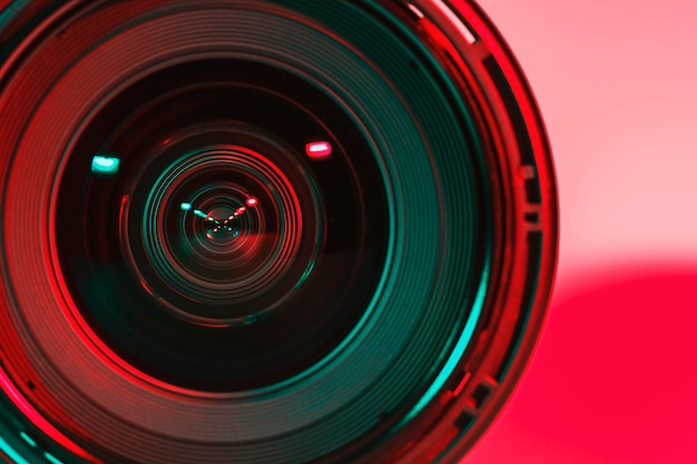 두 개의 플래시에서 렌즈 카메라의 전면과 밝은 그늘 색상.