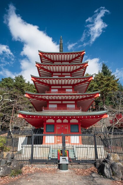 富士吉田の青空と赤い忠霊塔の正面