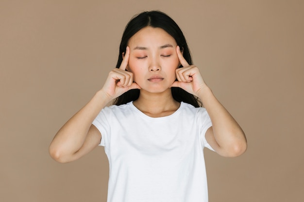 Foto meditazione asiatica della donna di vista frontale