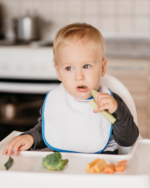 Vista frontale del neonato che mangia