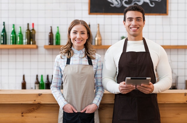 Photo front view of barista in cafe