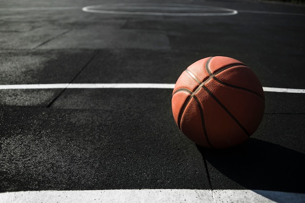 Photo front view basketball on court