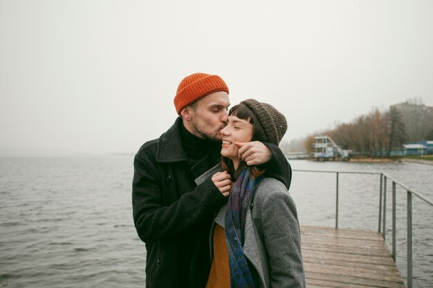 Foto vista frontale di belle persone adorabili fuori