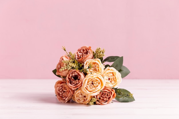 Foto vista frontale del bellissimo bouquet di rose