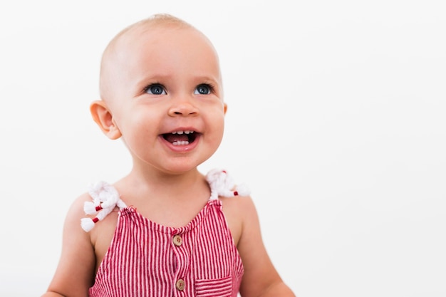 Foto vista frontale della bella neonata sorridente