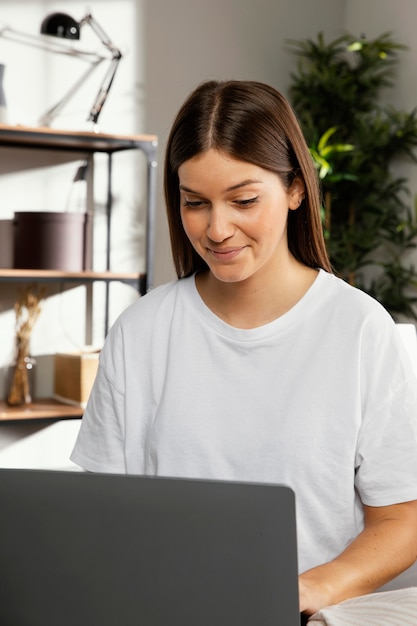 Photo front view of beautiful woman staying on laptop