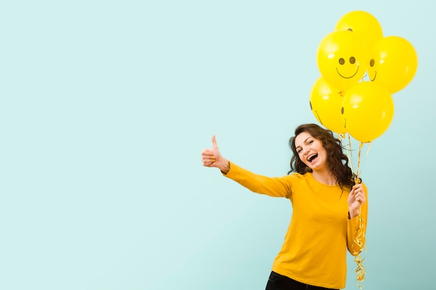 Vista frontale della bella donna con spazio di copia