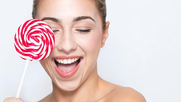 Photo front view of beautiful woman with lollipop