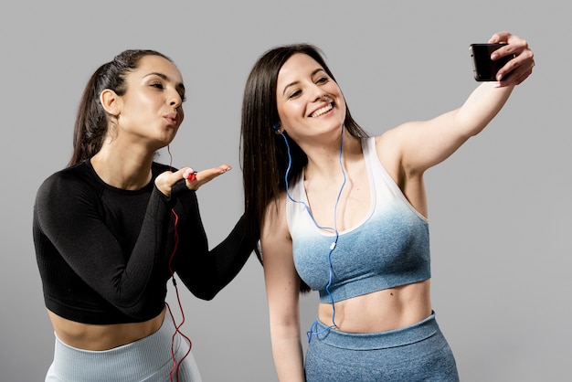 Photo front view of beautiful women making selfie