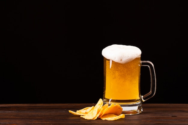 Photo front view beer mug with chips