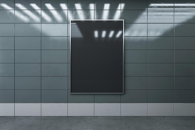 空白の暗い広告画面の正面図で、空の地下鉄ホールの3Dレンダリングモックアップの暗い床の上にランプが反射し、光沢のあるセラミックテイルズの壁にロゴまたはテキストを配置できます