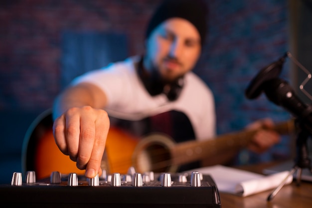 Photo front view blurry man making music