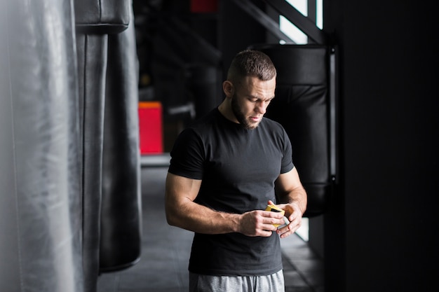 Vista frontale dell'uomo di boxe in palestra