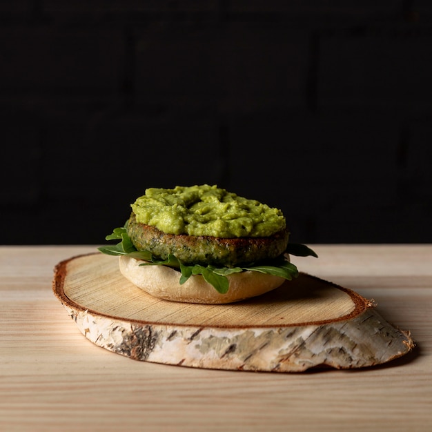 Foto tortino di hamburger vista frontale con guacamole