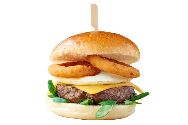 Вид спереди гамбургер с говядиной и кальмарами. Изолированные на белом фоне с обтравочным контуром