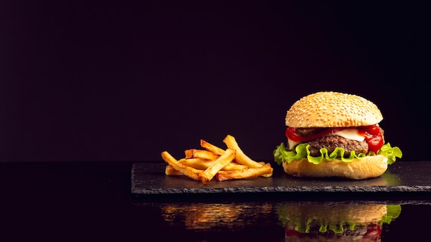 Foto hamburger vista frontale con patatine fritte