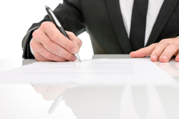 Photo front view of a business man signing a contract