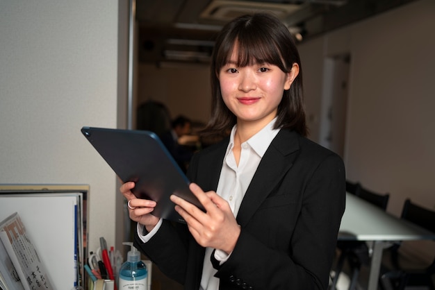 Photo front view business woman holding ipad