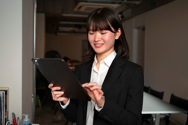 Photo front view business woman working on ipad