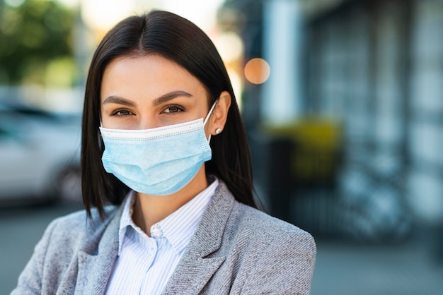 Foto vista frontale della donna di affari con la mascherina medica