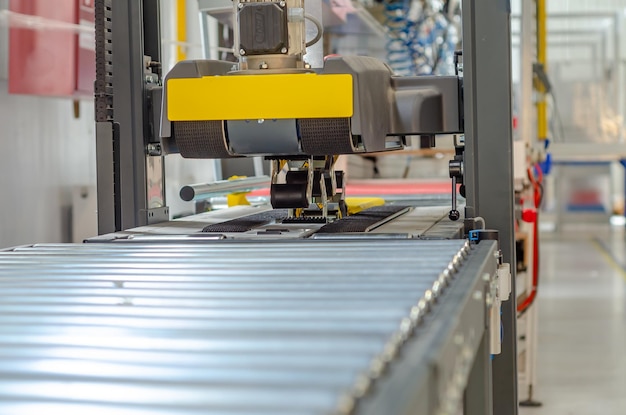 Foto macchina per l'imballaggio in cartone con vista frontale linea di produzione dell'industria degli imballaggi