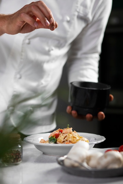 Foto cuoco unico di vista frontale che cucina la pasta