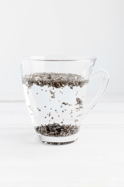 Photo front view of chia seeds in a cup with water