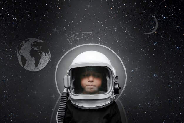 Photo front view of a child wearing an astronaut helmet