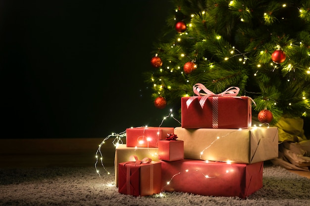 Photo front view of christmas tree and gifts