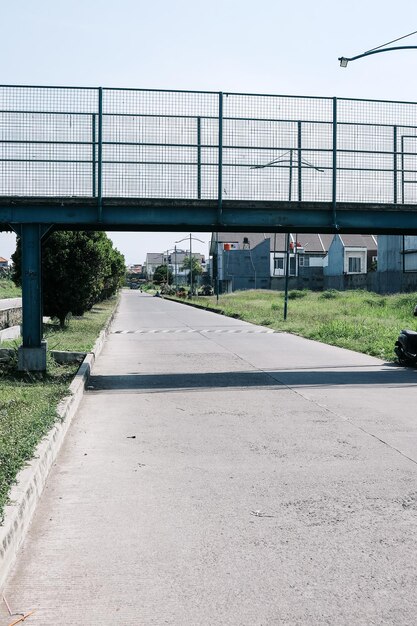 Фронтовый вид на городскую улицу с мостом Fly Over