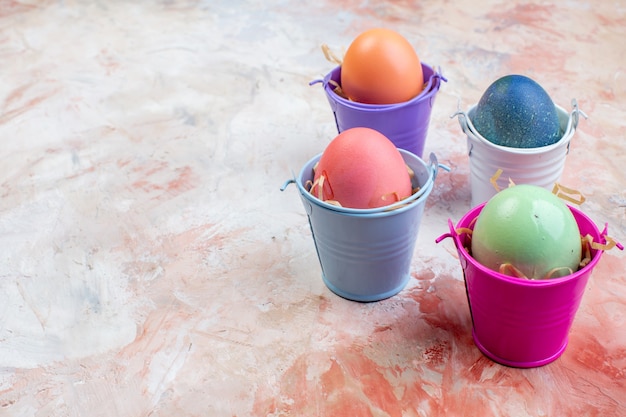 вид спереди цветные пасхальные яйца внутри отдельных корзинок на светлом фоне богато украшенная весенняя пасхальная концепция красочный горизонтальный праздник