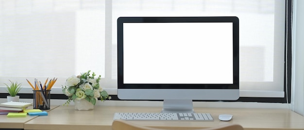 写真 空白の画面の植木鉢と木製のテーブルの供給と正面のコンピュータのpc