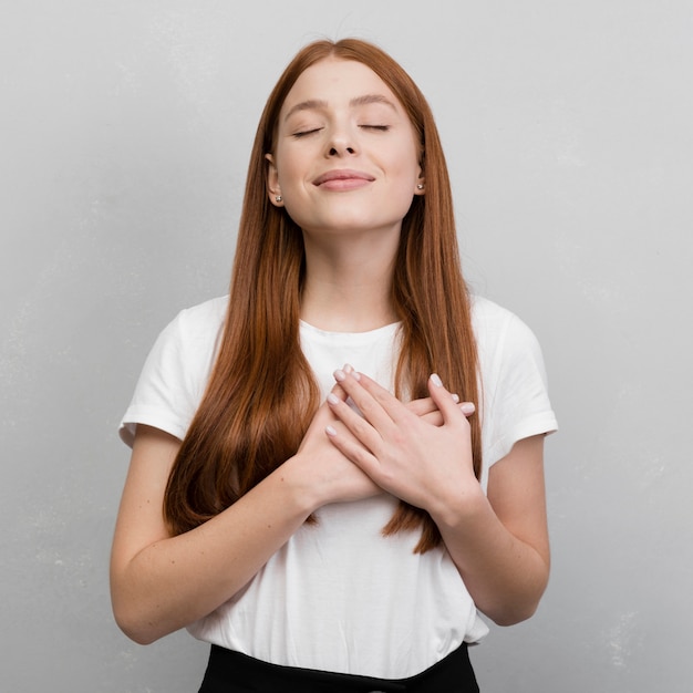 Foto vista frontale della donna contenta