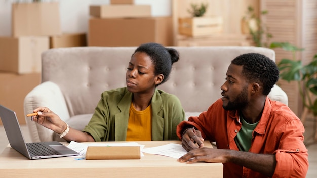 Photo front view of couple making plans for renovating home