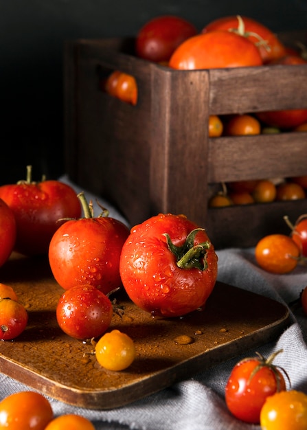 Vista frontale della cassa con pomodori autunnali